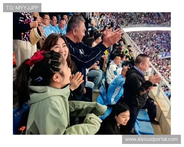 德比战中的温情一幕：双方球迷共同鼓掌致敬患病小球迷